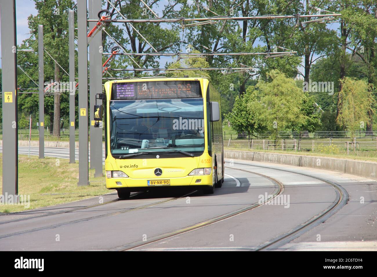 Gelb verlängern Stadtbus von U-OV in der Stadt Utrecht in den Niederlanden Stockfoto