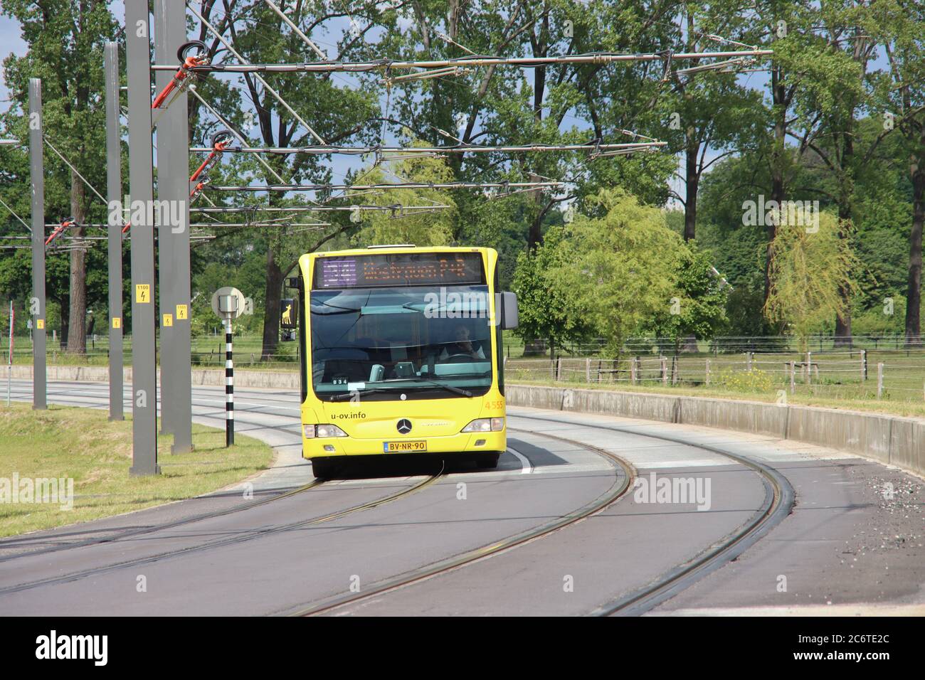 Gelb verlängern Stadtbus von U-OV in der Stadt Utrecht in den Niederlanden Stockfoto
