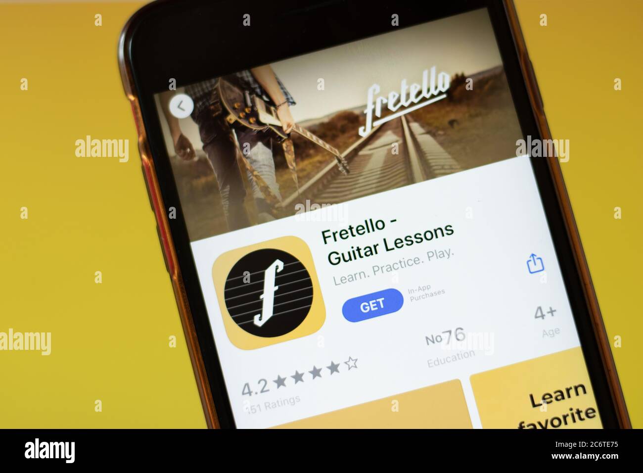 Moskau, Russland - 1. Juni 2020: Fretello Guitar Lessons App Logo auf Smartphone, illustrative Editorial Stockfoto