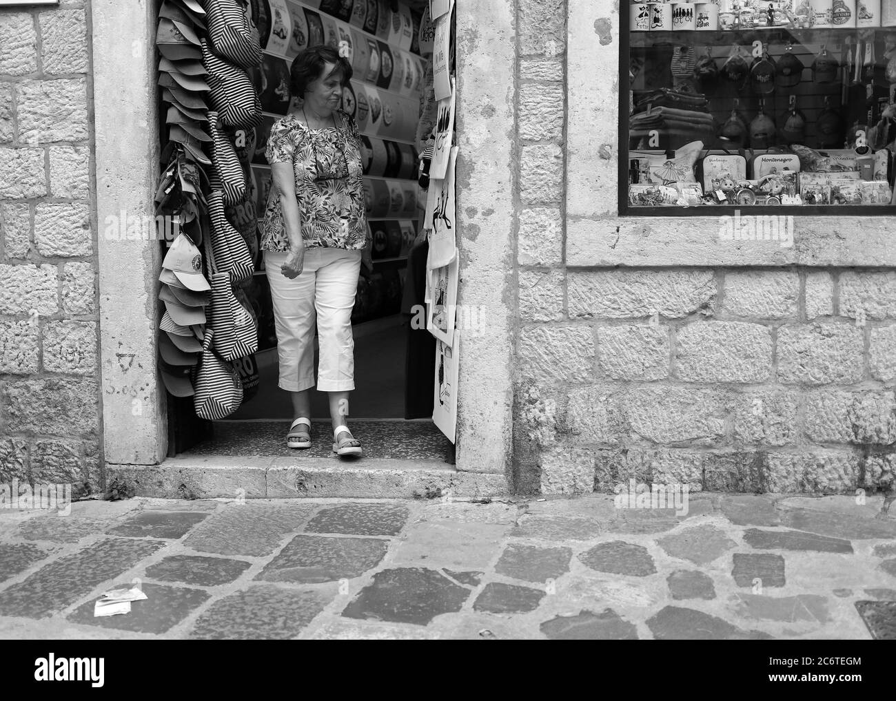 Montenegro, 22 2019. September: Frau verlässt Souvenirladen in der Altstadt von Kotor (s/W) Stockfoto