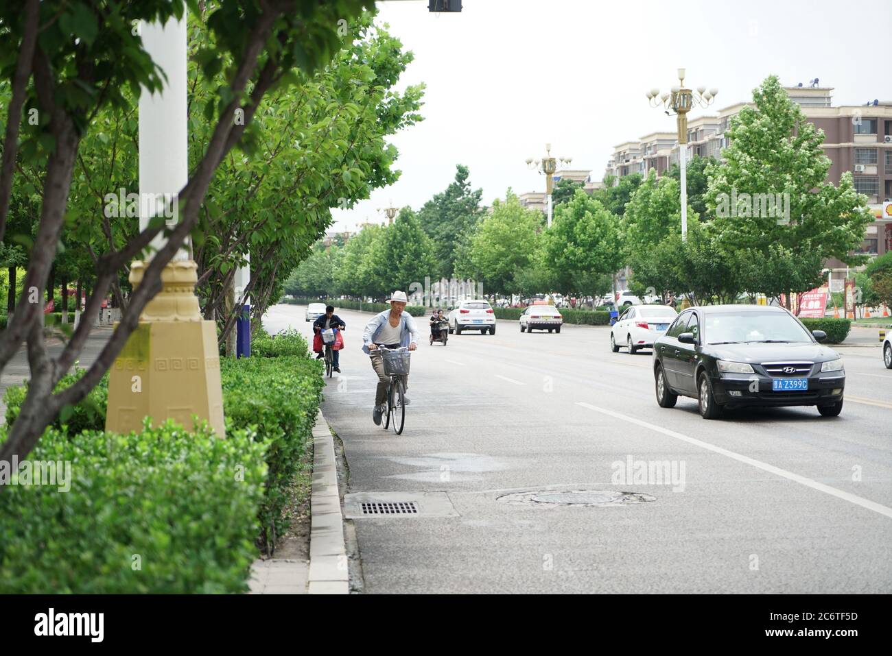 (200712) -- TANGSHAN, 12. Juli 2020 (Xinhua) -- Menschen fahren auf einer Straße im Bezirk Guye der Stadt Tangshan in der nordchinesischen Provinz Hebei, 12. Juli 2020. Ein Erdbeben der Stärke 5.1 erschütterte den Guye Bezirk der Stadt Tangshan in der nordchinesischen Provinz Hebei um 6:38 Uhr am Sonntag, Pekinger Zeit, laut dem China Earthquake Networks Center (CENC). Bisher wurden keine Verletzten gemeldet. Die Öffentlichkeit ist in einer stabilen Stimmung und die Notfallmaßnahmen werden nach Angaben des Informationsbüros der Stadtverwaltung geordnet durchgeführt. (Xinhua/Mu Yu) Stockfoto