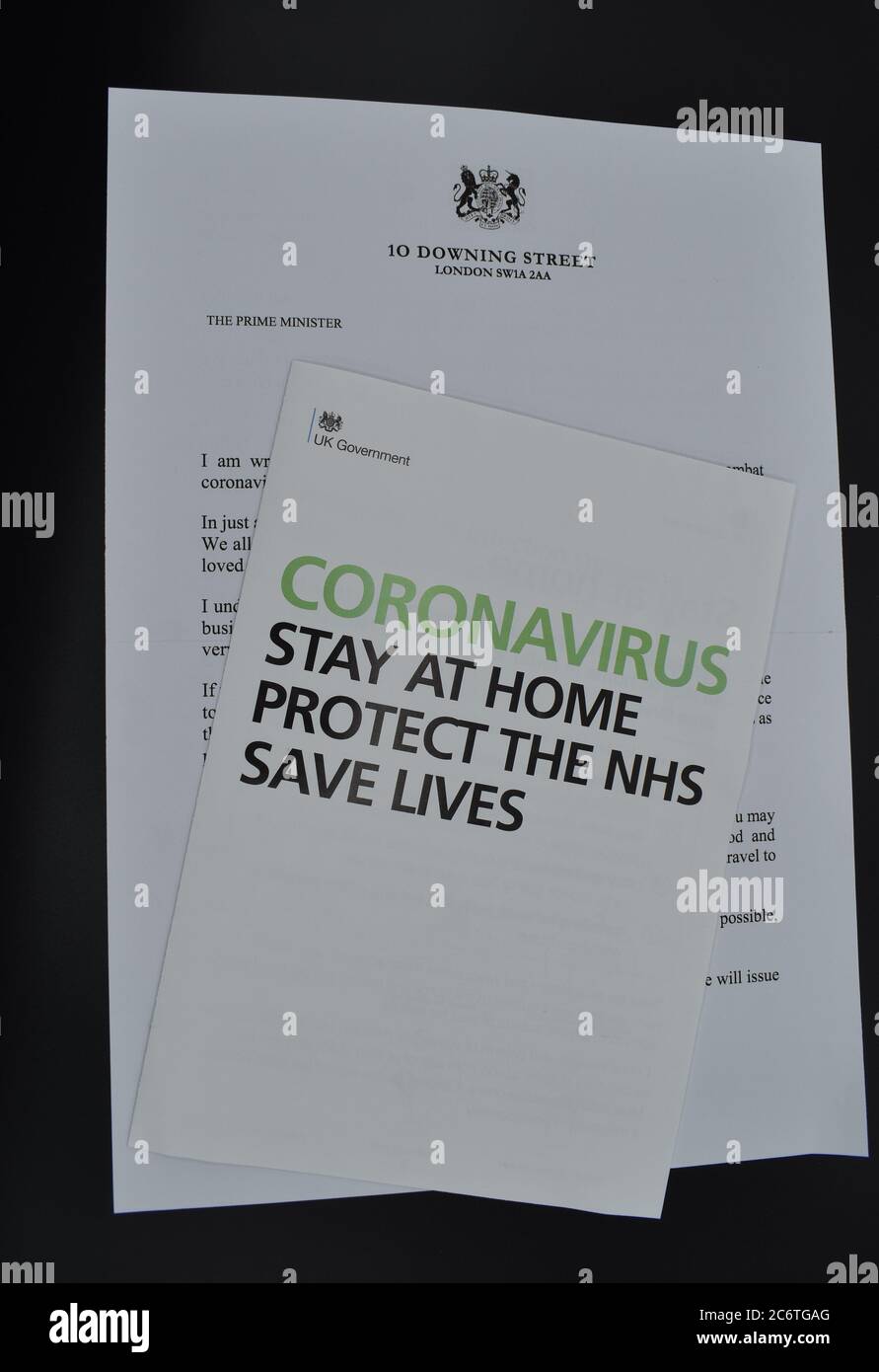 Das Coronavirus-Flugblatt und der Brief von 10 Downing Street wurden zu Beginn der Sperre für Covid-19 an die Häuser in Großbritannien verteilt. Stockfoto