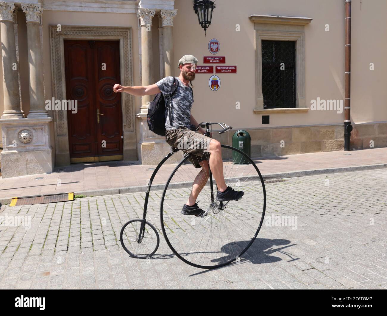 Krakau. Krakau. Polen. Ein Mann, der mit dem Penny Farthing Fahrrad fährt. Stockfoto