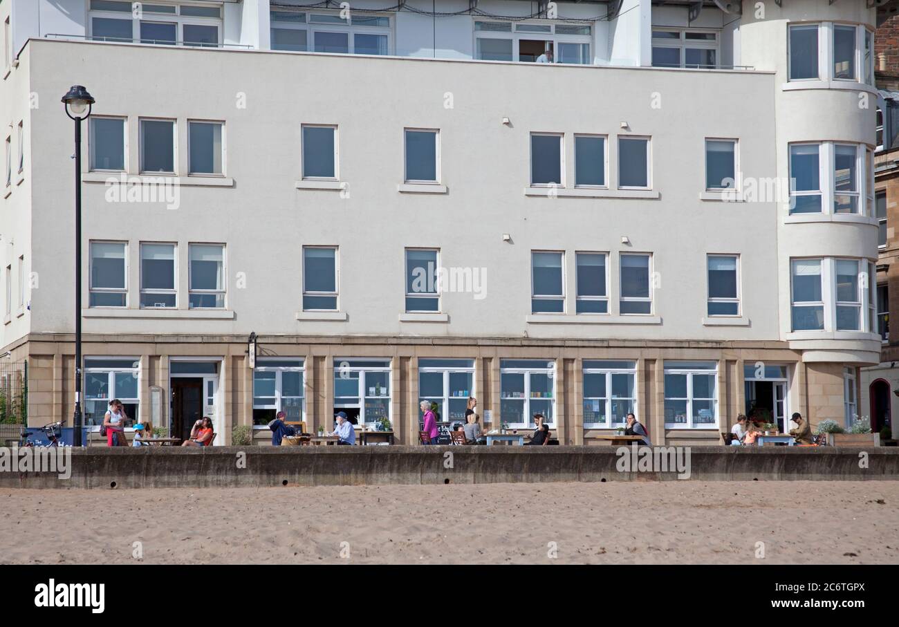 Portobello, Edinburgh, Schottland, Großbritannien 12 Juli 2020.Temperatur 13 Grad am Morgen steigt auf 18 Grad am Nachmittag mit sehr wenig Brise. Einige bevorzugen die Entspannung, einen Kaffee und Snack im Beach House zu genießen, da sie nun einen Außensitzbereich auf der Promenade bieten können. Stockfoto