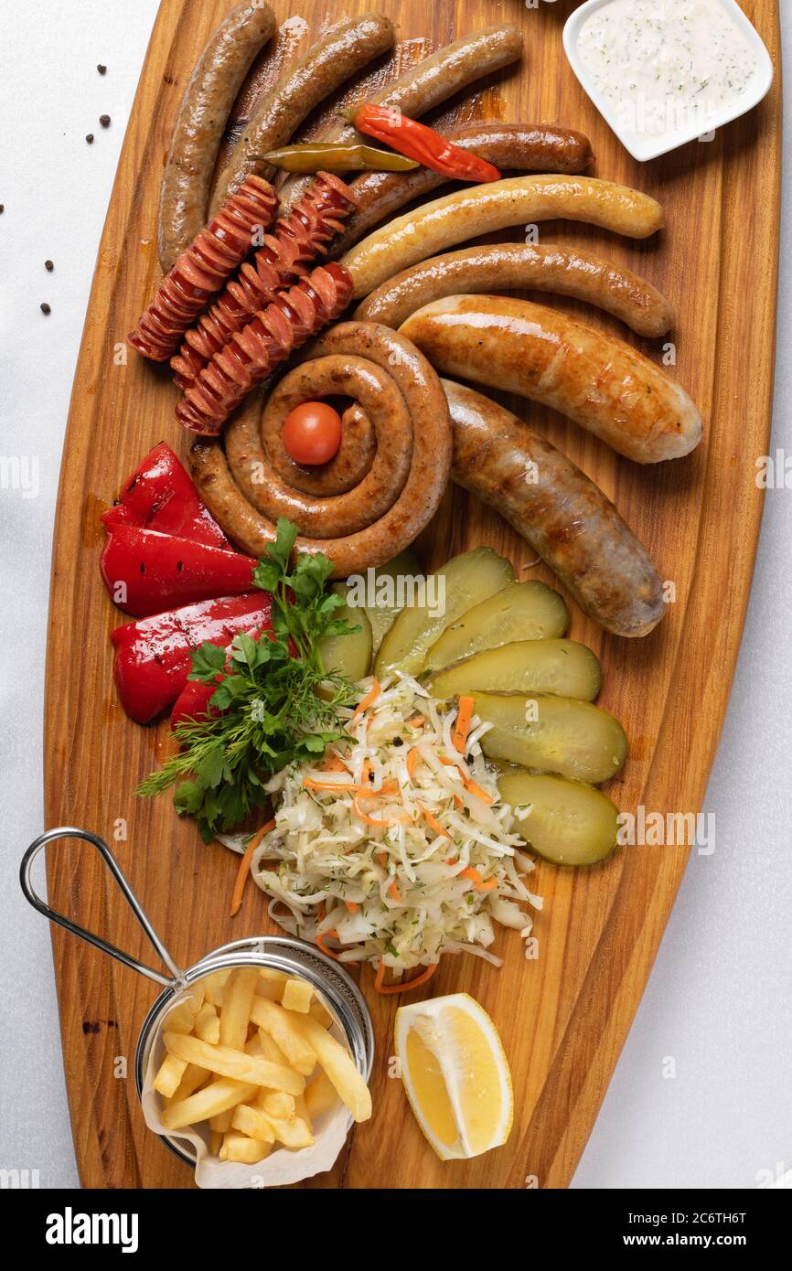 Snacks für Bier mit verschiedenen Saucen, gegrillte Würstchen und eingelegtes Gemüse, Draufsicht Stockfoto