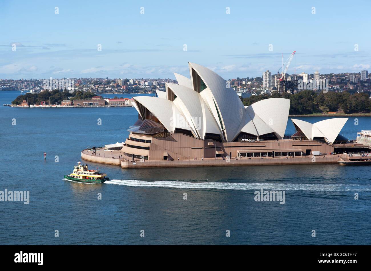 Das Royal Opera House und die vorbeifahrende Fähre von der Hafenbrücke aus gesehen. Stockfoto