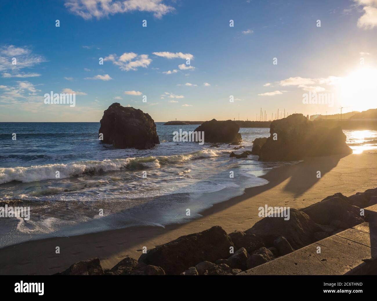 Sandstrand der Stadt Vila Franca do Campo mit vulkanischen Felsen im Ozean, blauen Himmel und weißen Wolken, Sao Miguel, Azoren, Portugal Stockfoto