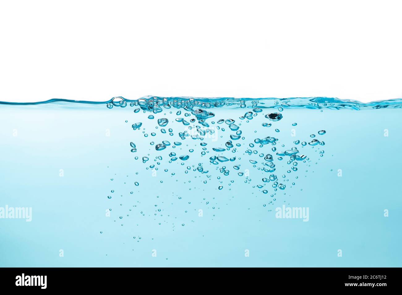 Luftblase und Wasserspritzer, Wasserspritzer isoliert auf weißem und blauem Hintergrund. Stockfoto