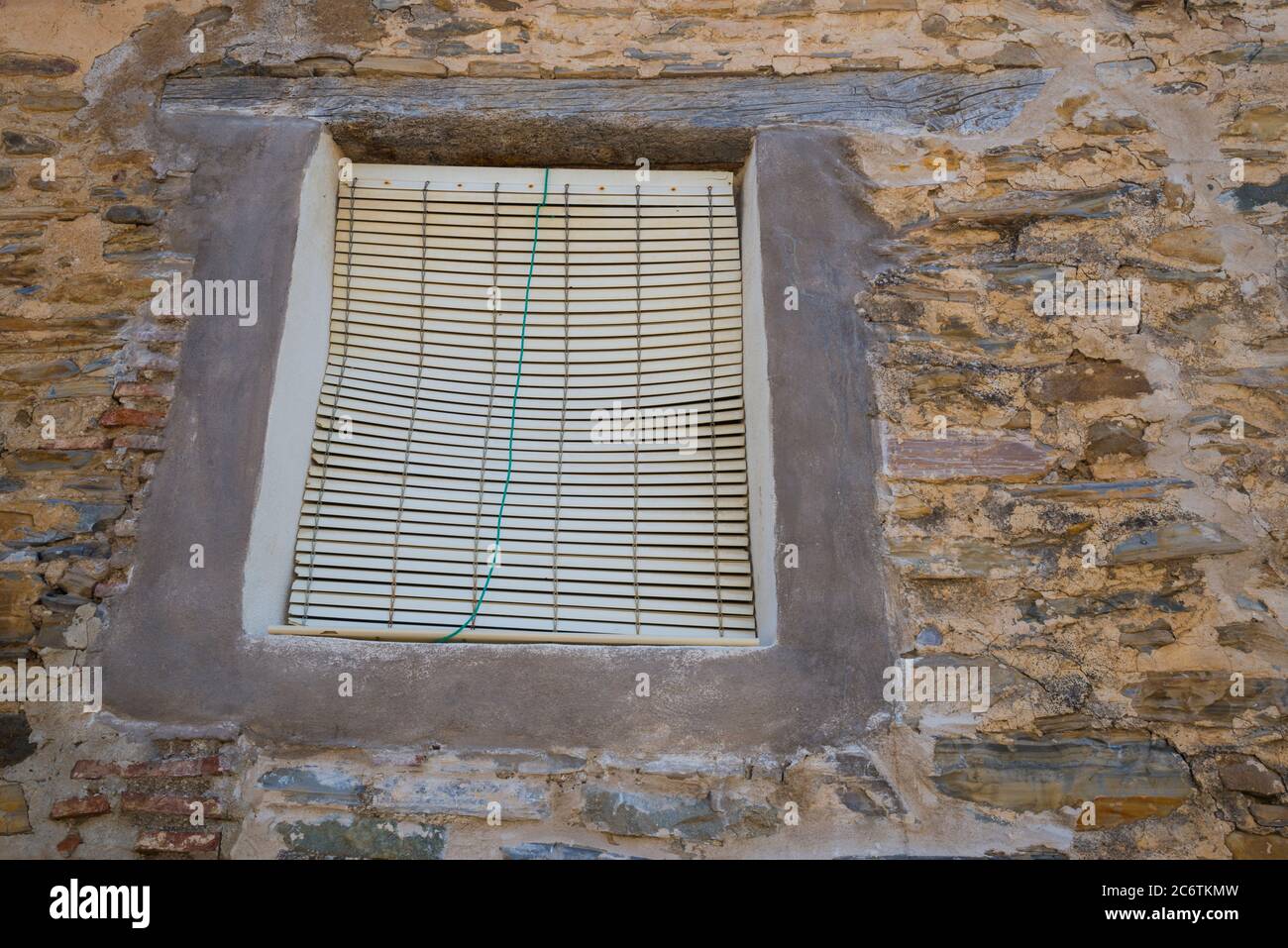 Geschlossenes Fenster in Steinmauer. Stockfoto