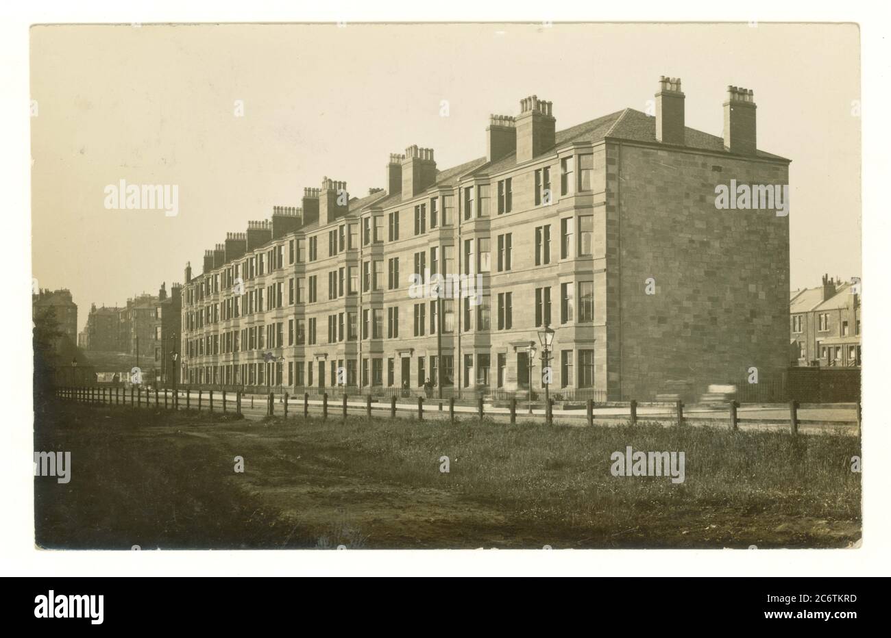 Anfang 1900 Postkarte von neu gebauten Mietshaus / Reihenhaus, um 1911, Manchester, England, Großbritannien Stockfoto