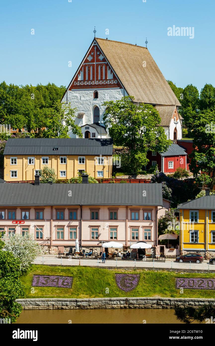 Schöne Panoramasicht auf die Kathedrale von Porvoo und die Altstadt von