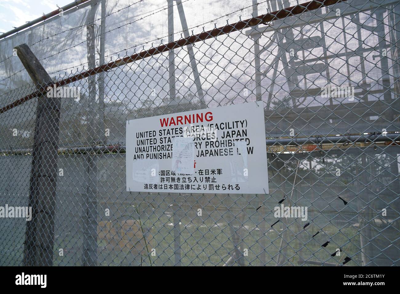 Ein Schild auf dem Zaun zeigt das Gebiet des US Marine Corps Camp, Schwab. Der umstrittene Bau der neuen Luftstation findet im Inneren der Basis statt. Stockfoto