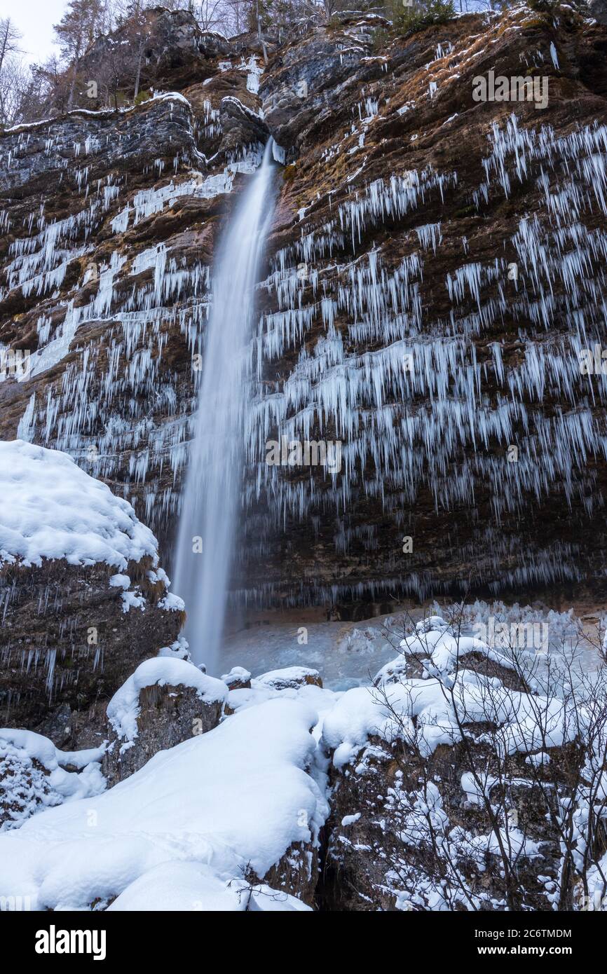 Wasserfall Peričnik Slowenien Schnee Winter Eiszapfen gefrorenes Wasser Stockfoto