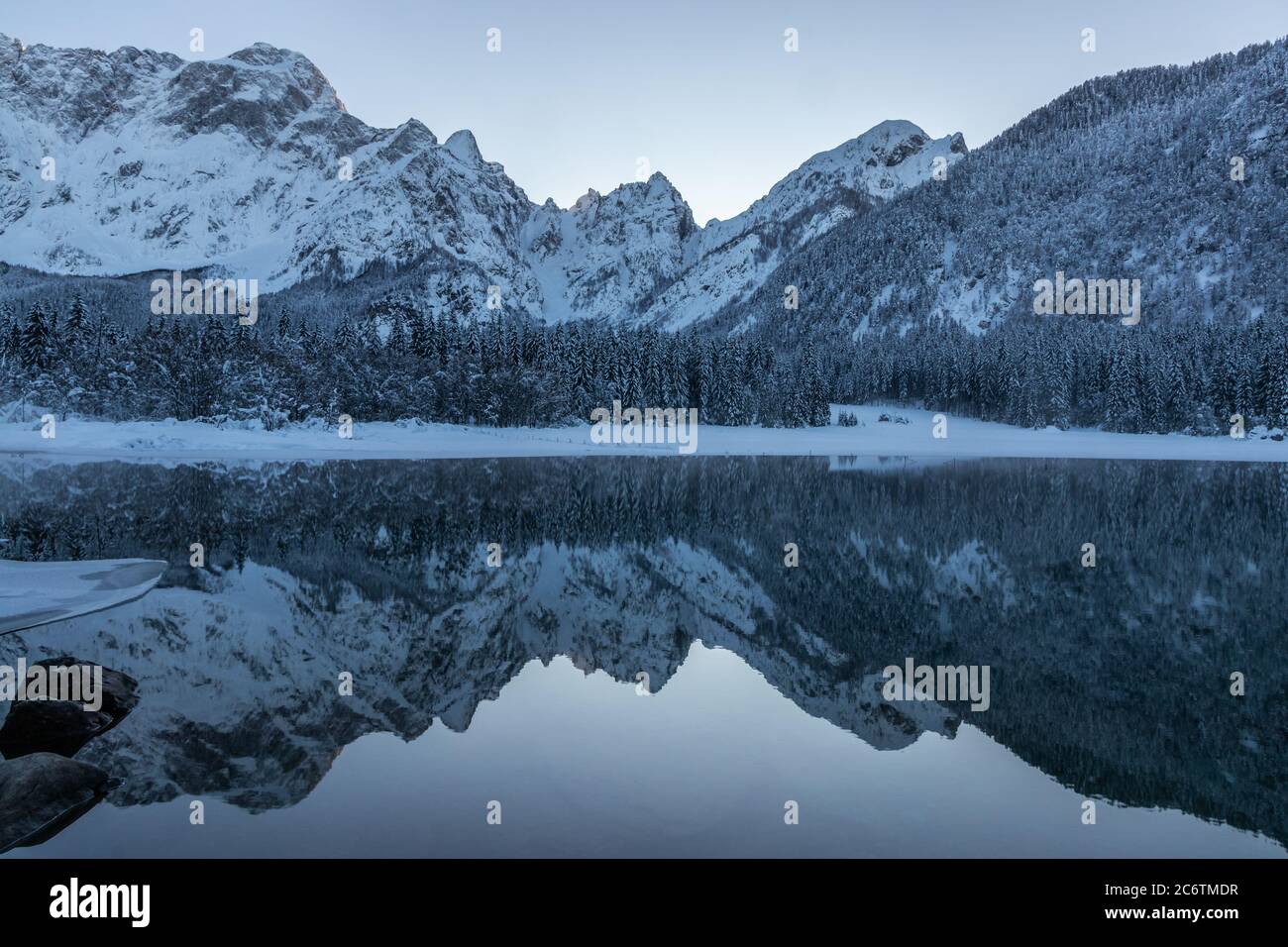 See lago di Fusine Italien Winter Schnee Wasser Reflexion Berge alpen Stockfoto