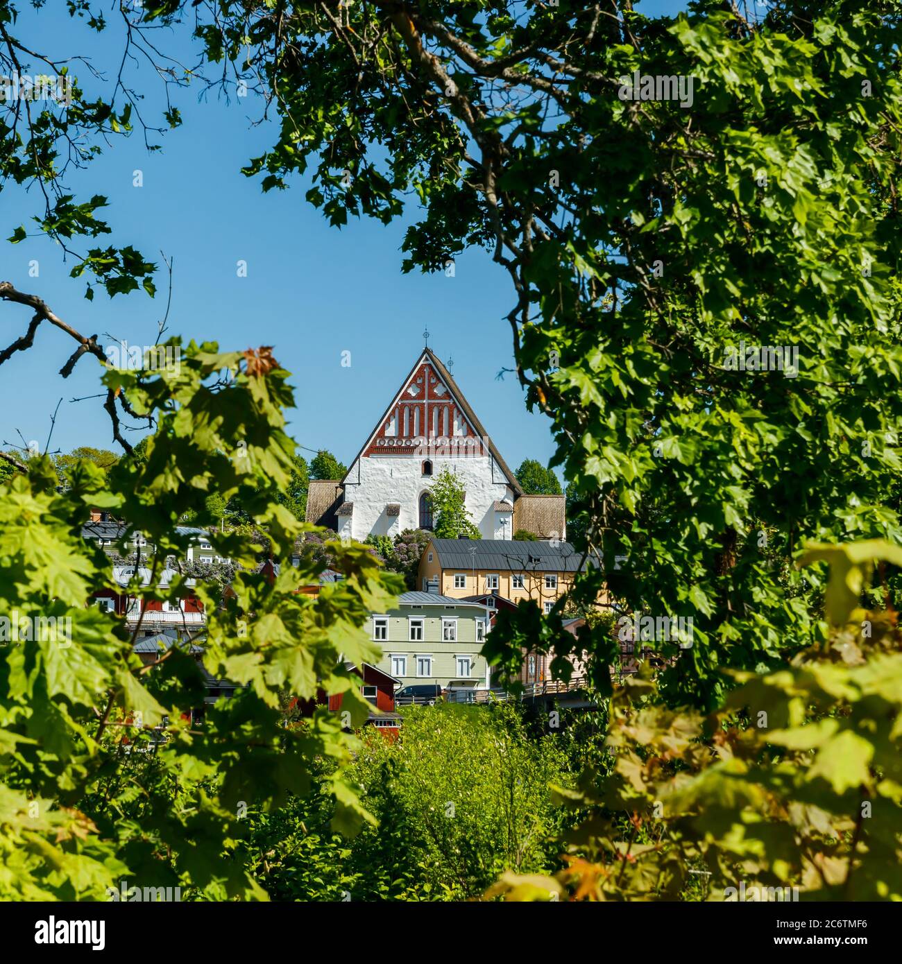 Schöne Panoramasicht auf die Kathedrale von Porvoo und die Altstadt von