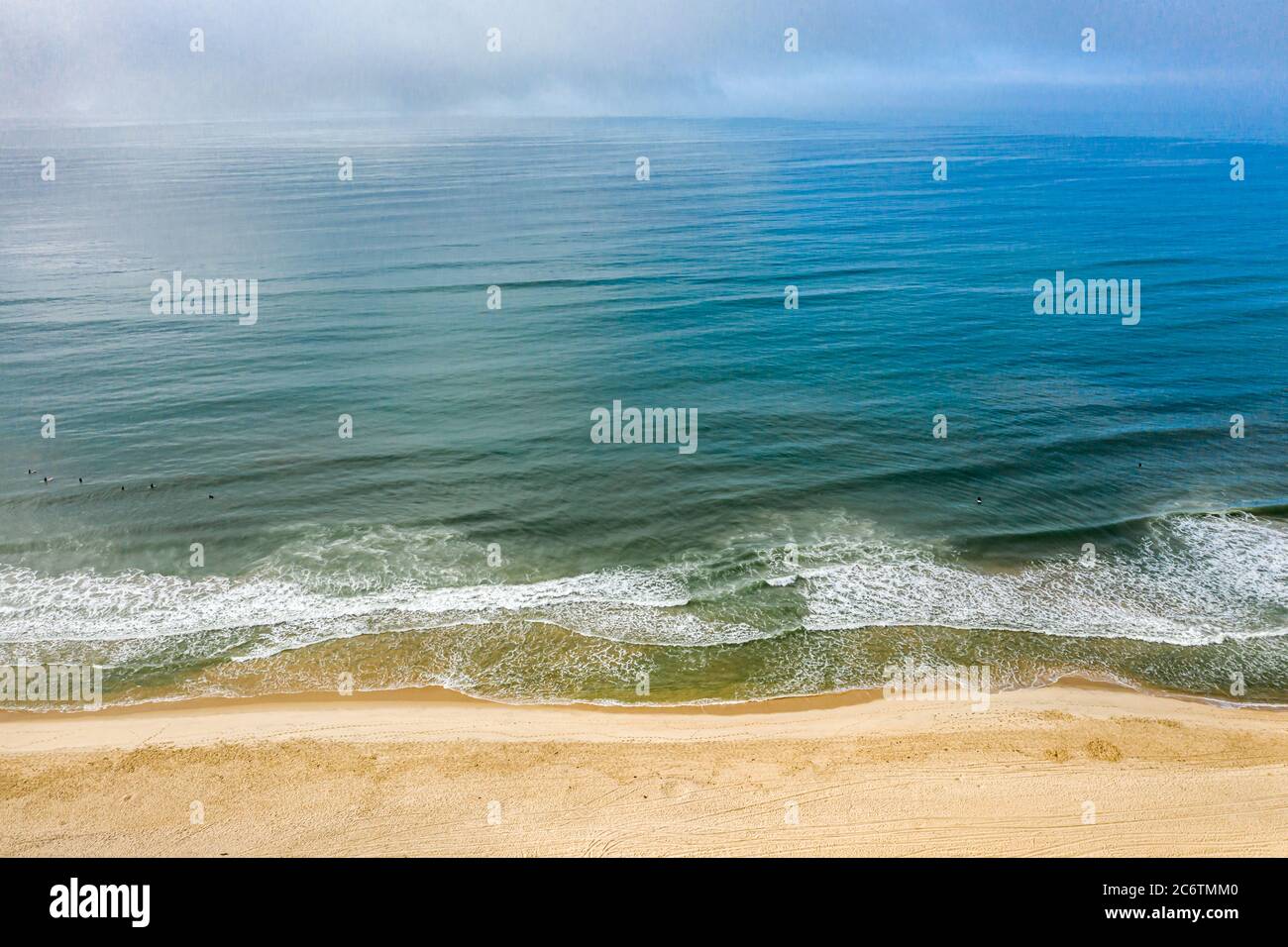 Drohnenbild von Surfern im Ozean in Amagansett, NY Stockfoto
