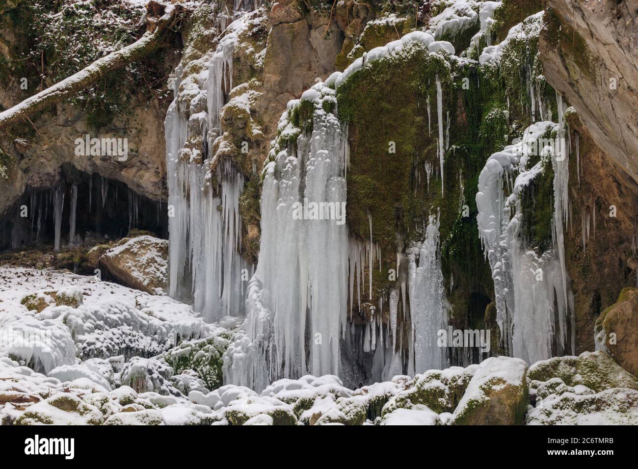 Winter gefrorenen Wasserfall Eiszapfen Schnee Stockfoto