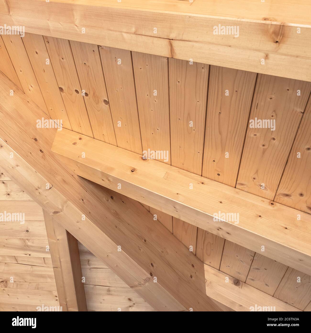 Holzdecke mit freiliegenden Balken. Innen Holzdach mit freiliegenden Balken  Stockfotografie - Alamy