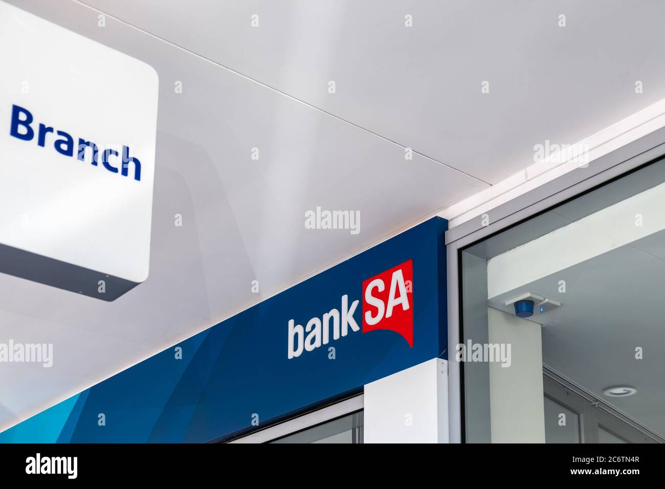 Adelaide, South Australia - 17. August 2019: BankSA-Zweigstellenlogo über dem Eingang des Unley-Einkaufszentrums Stockfoto