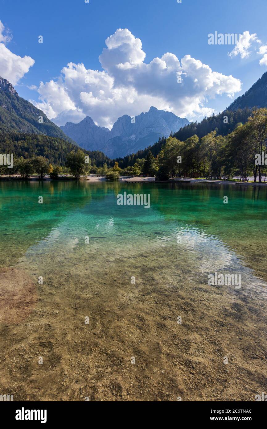 See Jasna Berge Reflexion Wasser Wolken Himmel Kranjska Gora Slowenien. Stockfoto