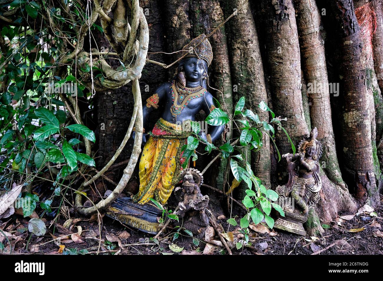 Hindu-Statue befindet sich vor dem Peruvaram Mahadeva Tempel in Nord-Paravur in Kerala. Indien. Stockfoto