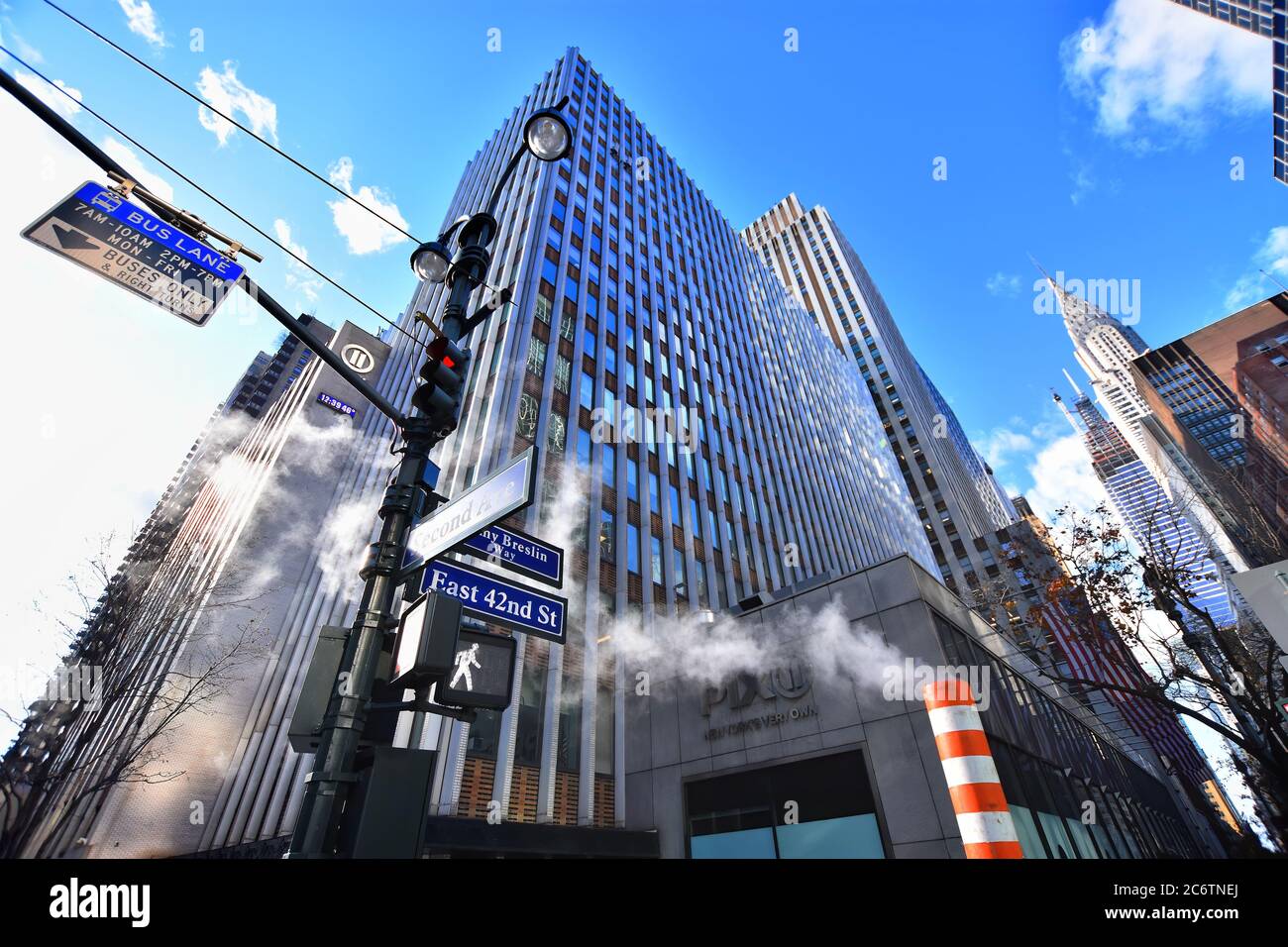 New York, USA - 5. Dezember 2019. Blick auf die Stadt in der 42. Straße in Midtown Manhattan, New York City, USA. Stockfoto