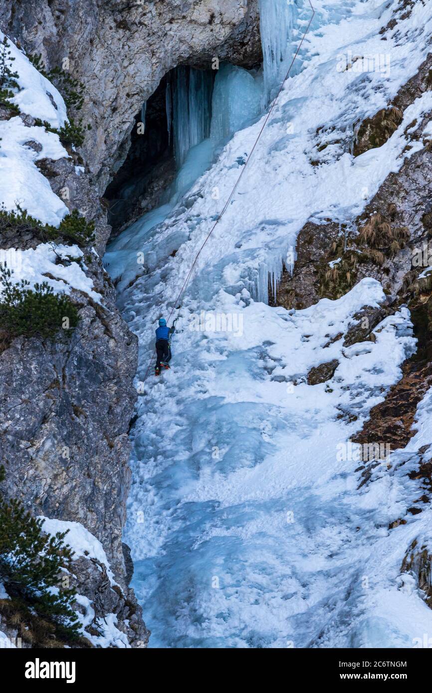 Eis gefrorenen Wasserfall Kletterer Eispickel Steigeisen Seil Winter Stockfoto