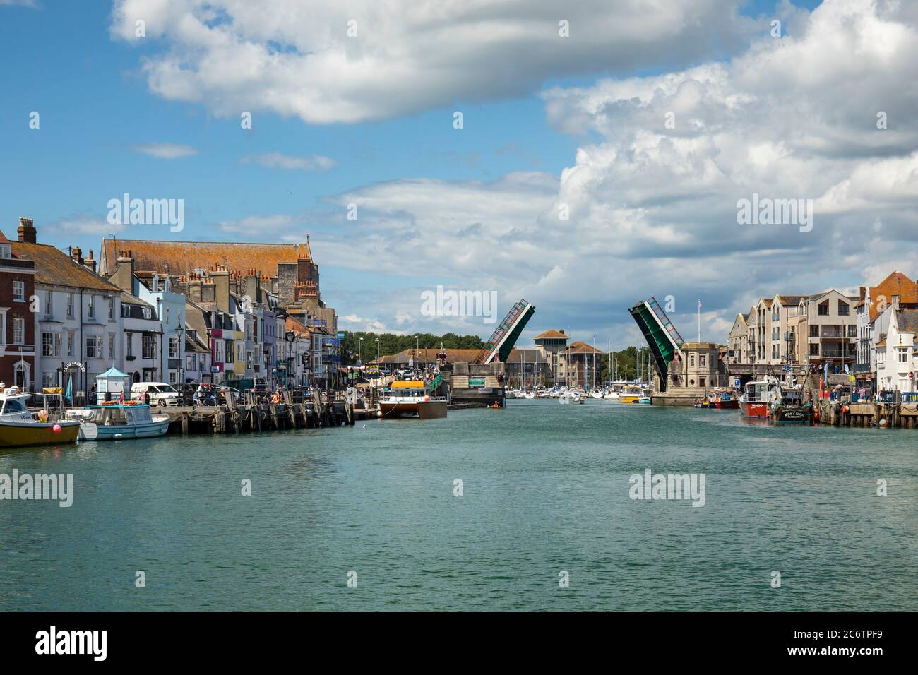 Weymouth Hafen mit der Stadtbrücke geöffnet, um Boote Zugang zu ermöglichen, Weymouth, England, Großbritannien Stockfoto