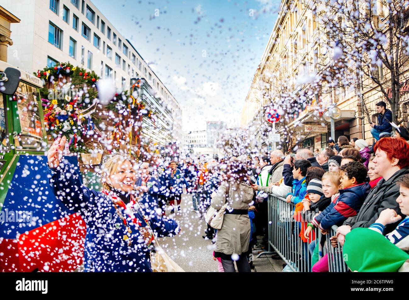 STUTTGART, BADEN-WÜRTTEMBERG / DEUTSCHLAND - 4. MÄRZ 2014: Glückliche Frau beim Konfetti-Werfen während des traditionellen Karnevals am Faschingsdienstag. Stockfoto