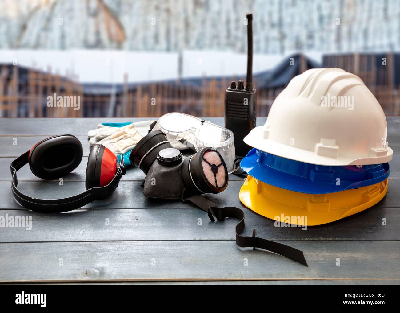 Arbeitsschutzausrüstung. Industrielle Schutzausrüstung auf Holztisch,  verwischen Baustelle Hintergrund. Hüte, Ohrenschützer, Atemschutzmaske  Stockfotografie - Alamy
