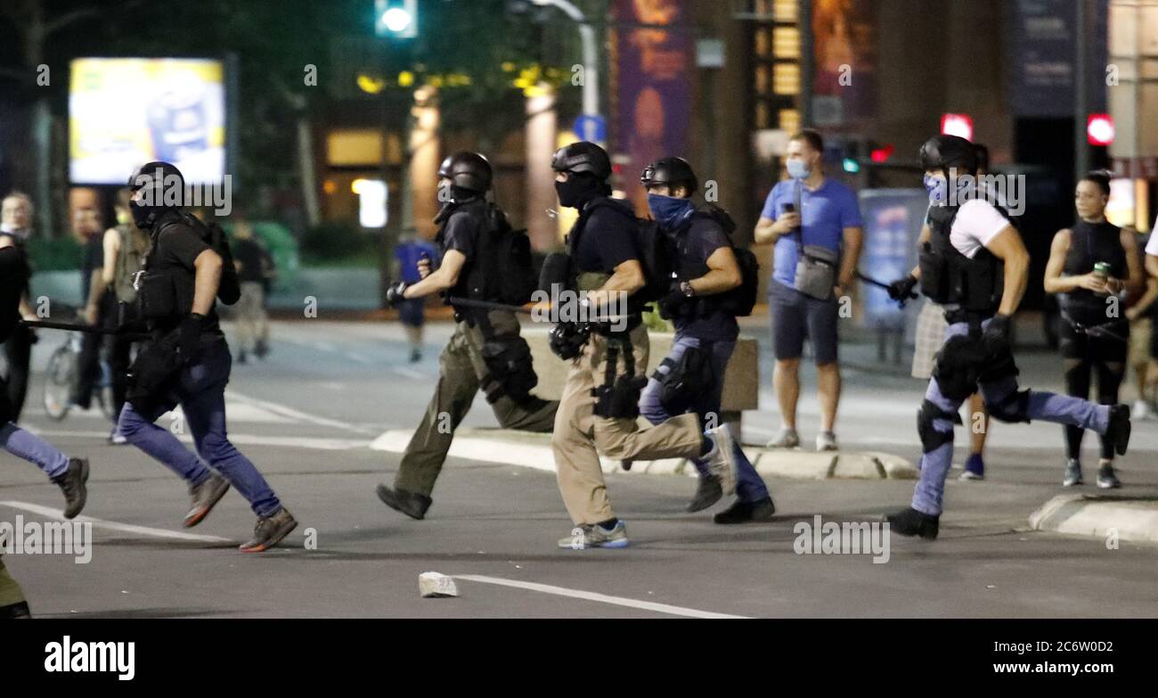 Belgrad, Serbien. Juli 2020. Polizeibeamte blicken während der Demonstration gegen die strengen Maßnahmen zur Bekämpfung des Coronavirus in Belgrad, Serbien, am 11. Juli 2020, auf die Gegenüberstände mit den Demonstranten. Tausende haben sich vor dem serbischen Parlament in Belgrad versammelt, um gegen die neuen Maßnahmen zur Eindämmung der Ausbreitung des Coronavirus SARS-CoV-2, das die COVID-19-Krankheit verursacht, zu protestieren. Quelle: Koca Sulejmanovic/Alamy Live News Stockfoto