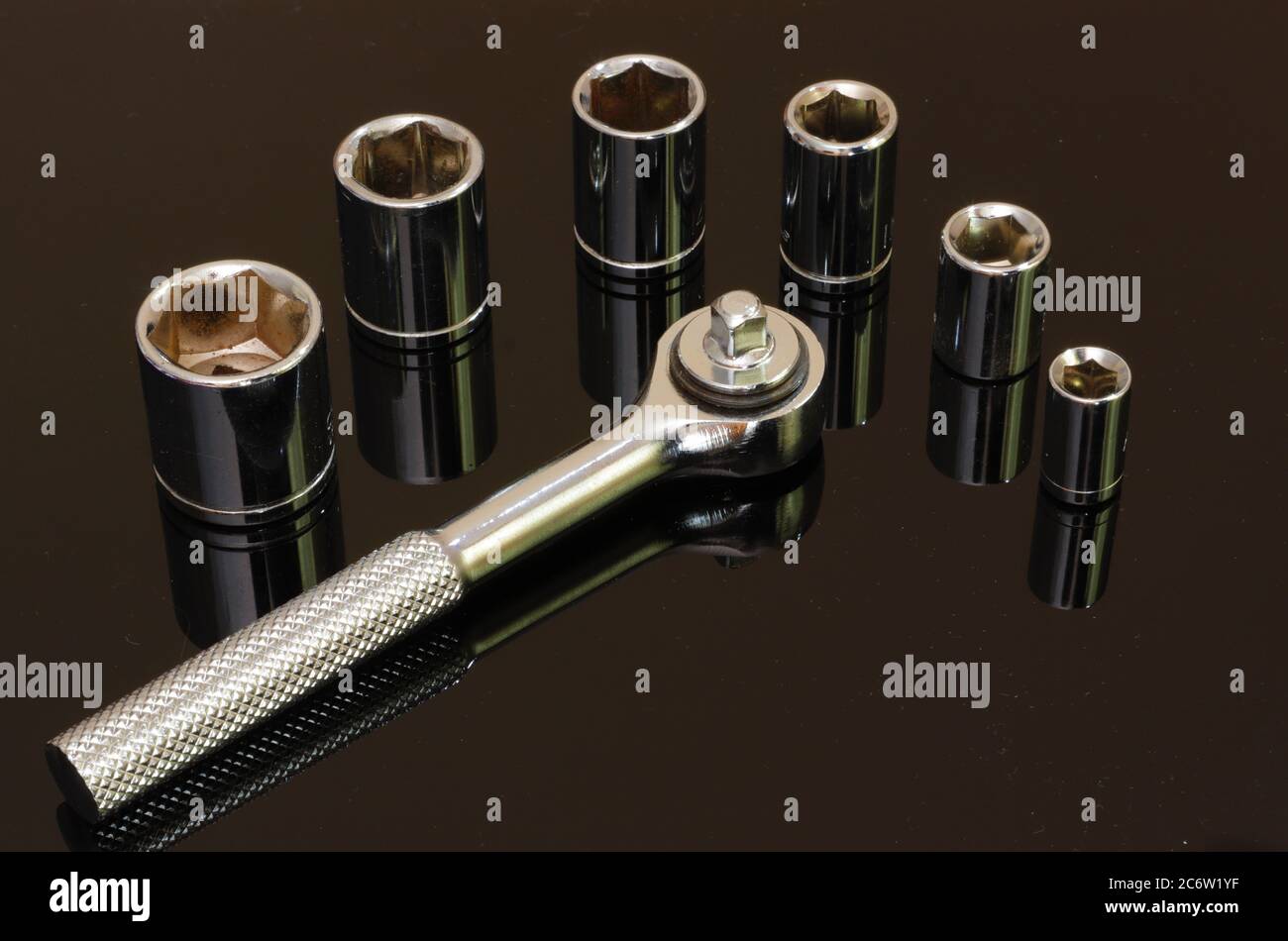Glänzendes Chrom 6-teiliges Steckschlüsselset Werkzeug auf reflektierender schwarzer Oberfläche Stockfoto