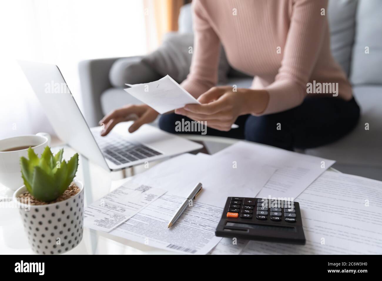 Nahaufnahme der Frau zahlen Rechnungen Steuern auf Laptop Stockfoto