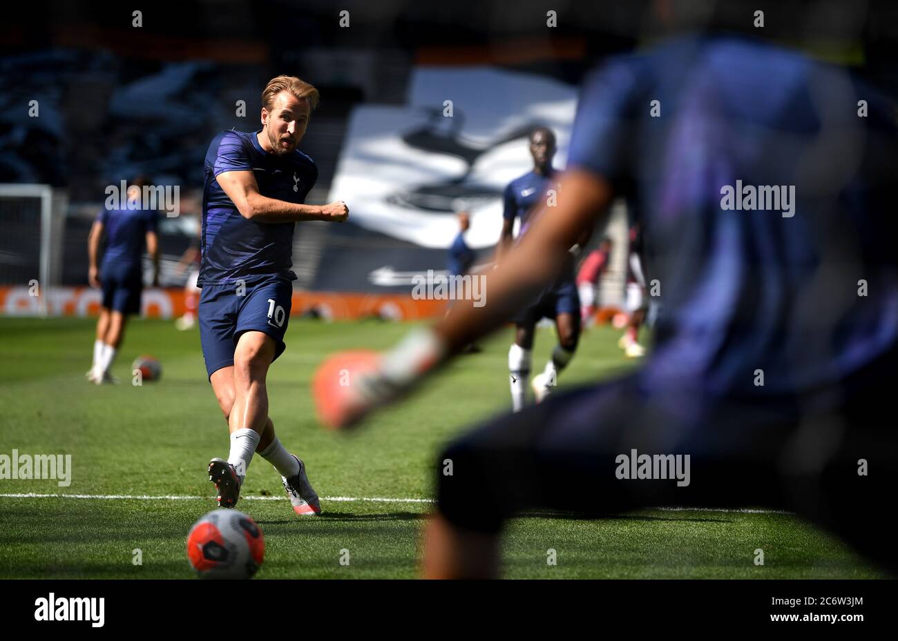 Harry Kane von Tottenham Hotspur erwärmt sich vor dem Premier League-Spiel im Tottenham Hotspur Stadium, London. Stockfoto