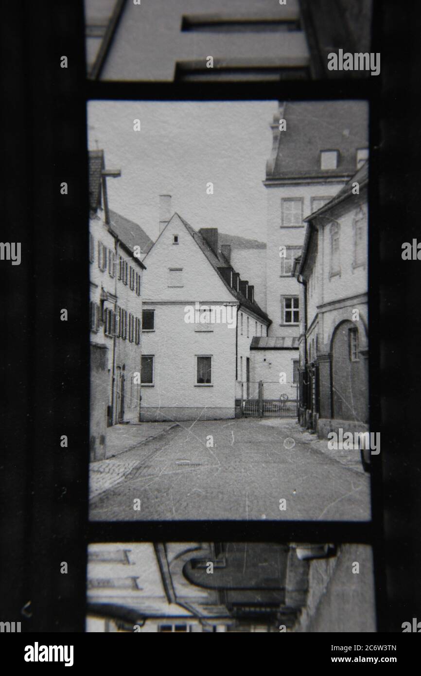 Feine 70er Jahre Vintage Kontakt Print schwarz-weiß Fotografie einer regelmäßigen Seitenstraße mit lokalen Unternehmen gesäumt. Stockfoto