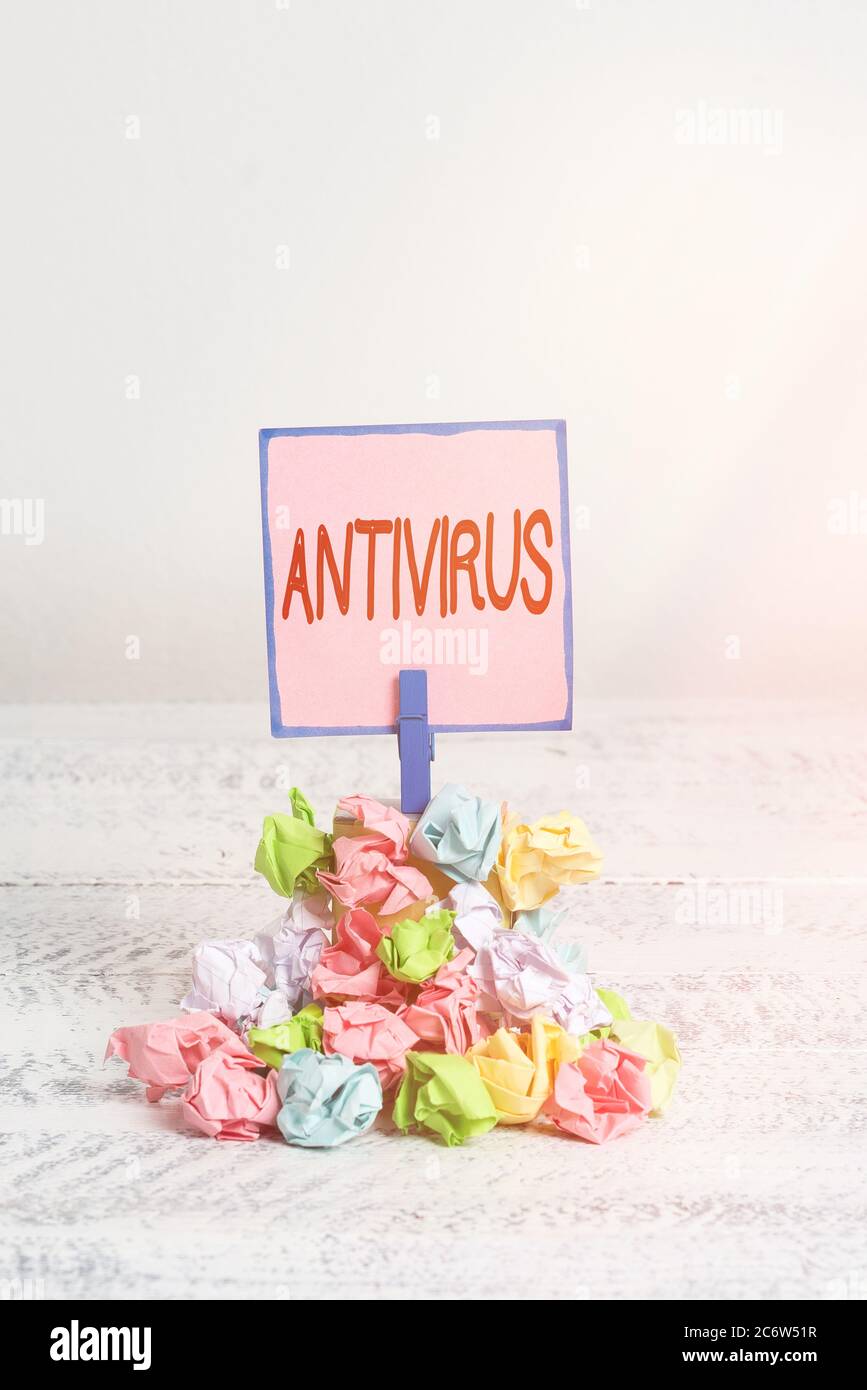 Textzeichen mit Antivirus. Business Foto Text geeignet für die Erkennung und Entfernung von Computerviren Reminder Stapel farbige zerknitterte Papiertuch Stockfoto