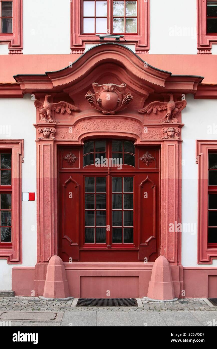 Schönes rotes Fenster mit Pilastern und Wappen. Breslau. Polen. Stockfoto