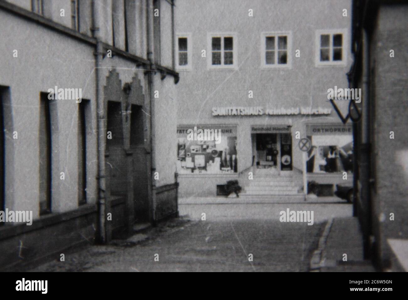 Feine 70er Jahre Vintage schwarz-weiß Lifestyle-Fotografie einer lokalen öffentlichen Seitenstraße. Stockfoto