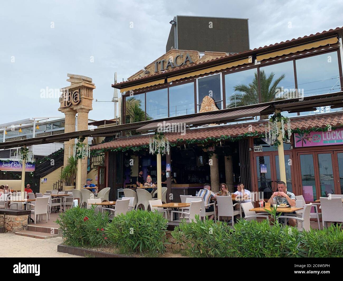 Menschen in einer Bar in San Antonio, Ibiza, wie Expat britische Unternehmer haben gesagt, neue Reise Quarantäne Regeln sind eine "Lebensader" für die Tourismusindustrie auf der spanischen Insel. Stockfoto