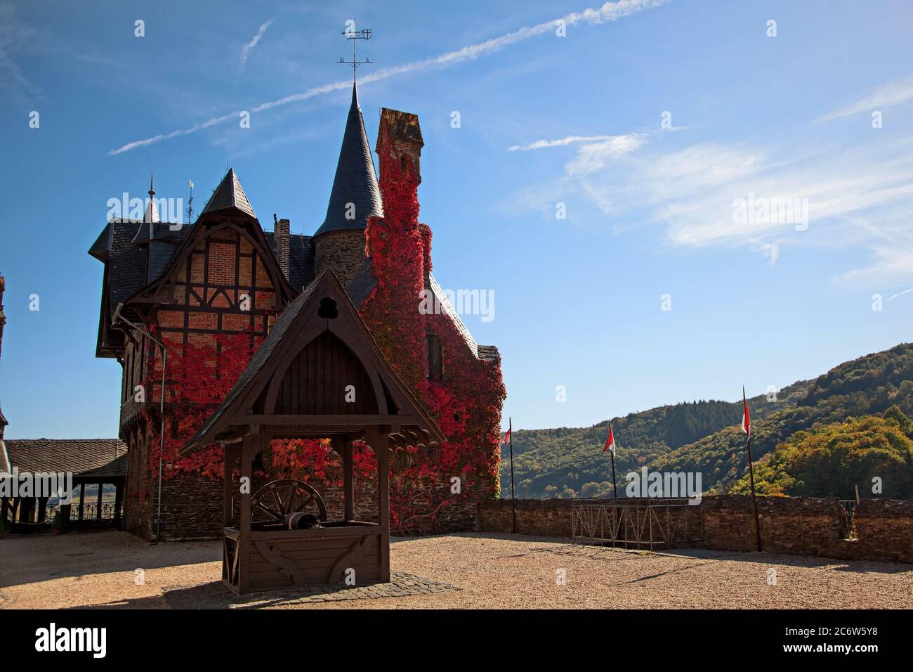 Deutschland, Cochem oktober 2018 .Reichsburg Cochem. Altes Haus in einem roten Herbstlaub. Stockfoto