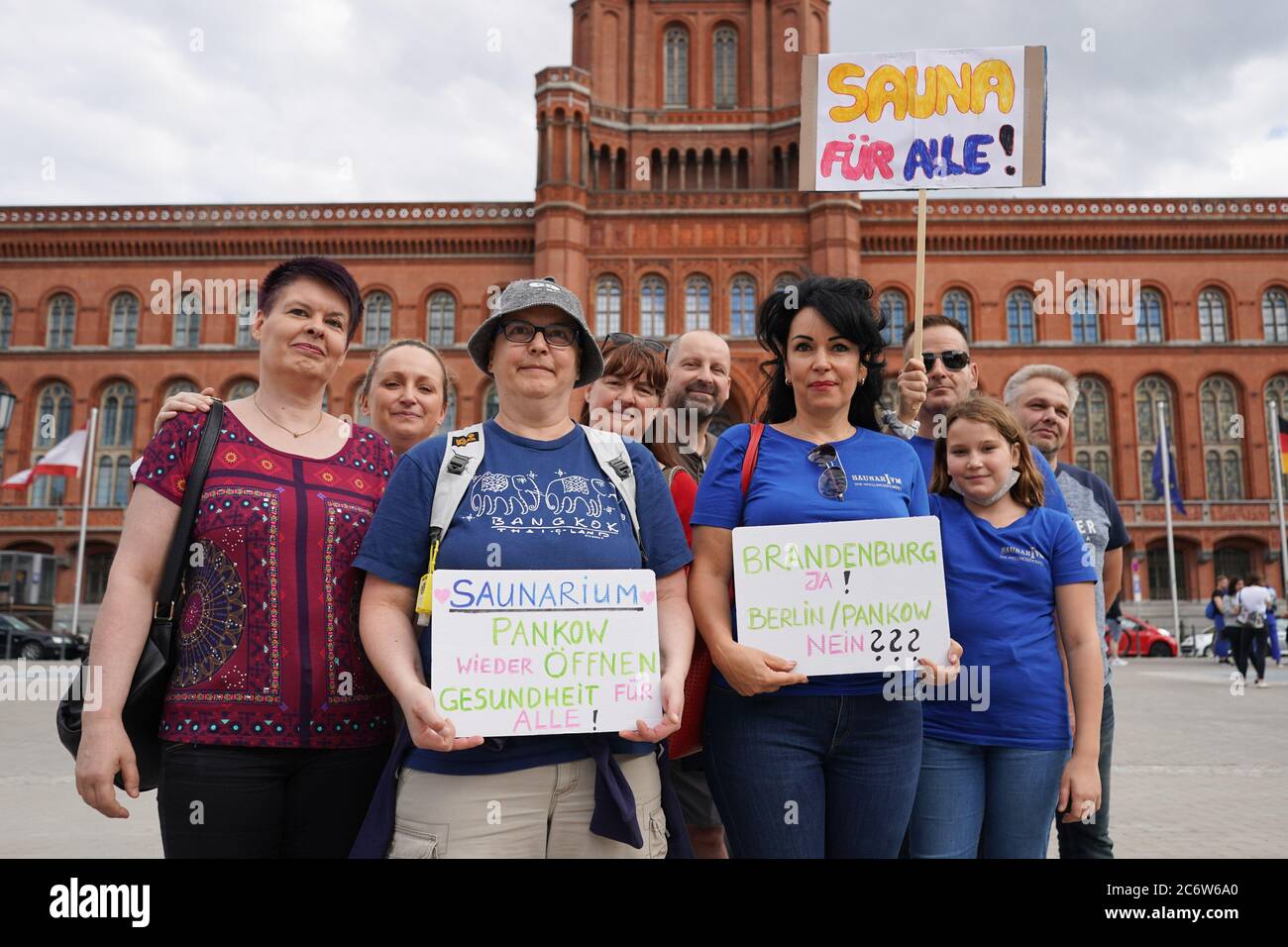 Berlin, Deutschland. Juli 2020. Mitarbeiter und Freunde eines Saunaklubs fordern bei einer Demonstration vor dem Roten Rathaus eine Entspannung der Corona-Regelung. Quelle: Jörg Carstensen/dpa/Alamy Live News Stockfoto