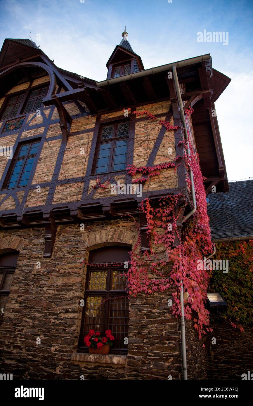 Deutschland, Cochem oktober 2018 .Reichsburg Cochem. Altes Haus in einem roten Herbstlaub. Stockfoto