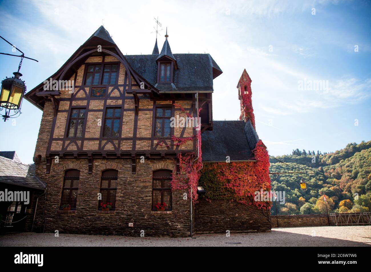Deutschland, Cochem oktober 2018 .Reichsburg Cochem. Feenhaus in einem roten Herbst Blätter. Stockfoto