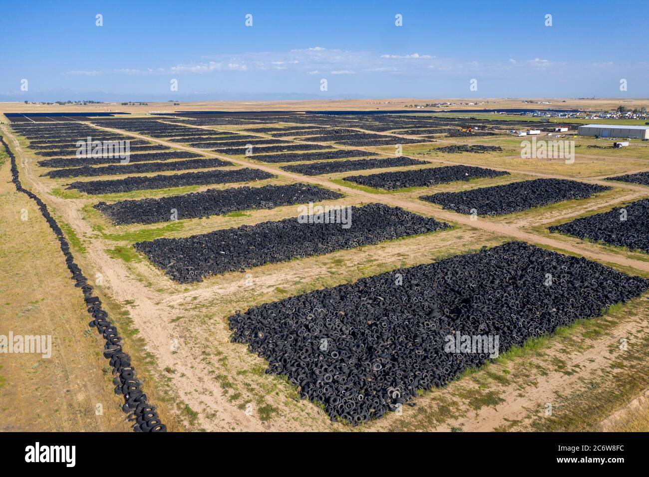 Hudson, Colorado - Altreifen werden im Reifenrecyclingzentrum CH2E nordöstlich von Denver gelagert. Die Reifen werden zu Materialien für eine Sorte recycelt Stockfoto