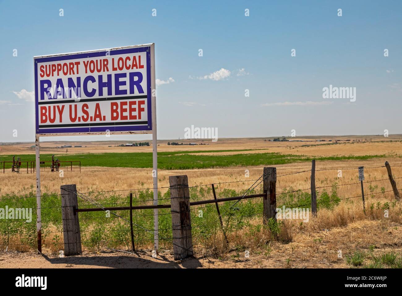 Kersey, Colorado - EIN Schild auf einer Ranch in Ost-Colorado drängt auf 'Buy U.S.A. Beef'. Stockfoto