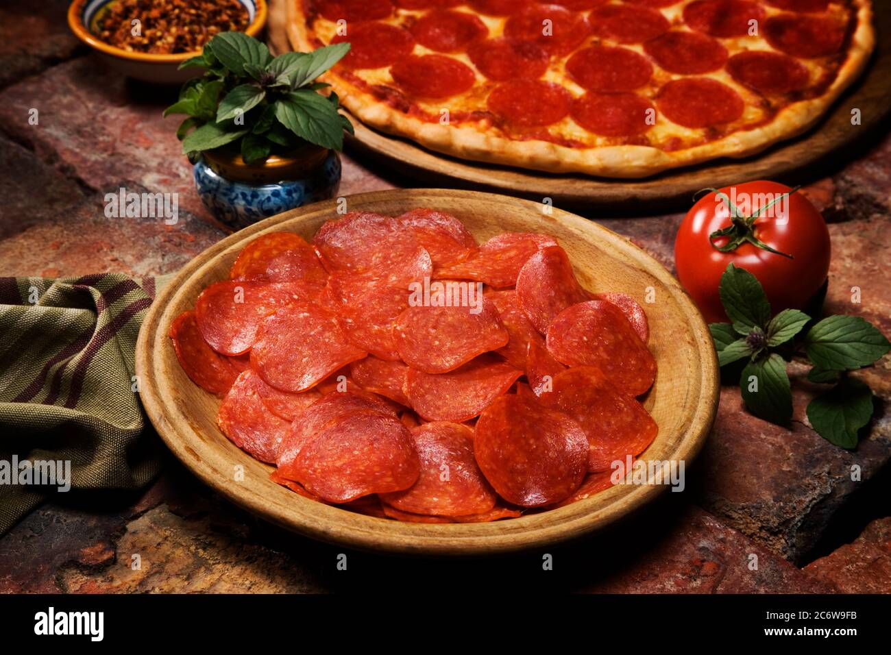 Pepperoni in Scheiben als Topping Option. Stockfoto