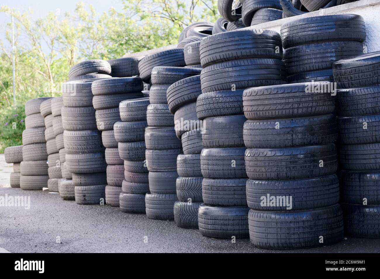 Auto Reifen gestapelt Recycling compound Umwelt alte gebrauchte Gummi schwarz Stockfoto