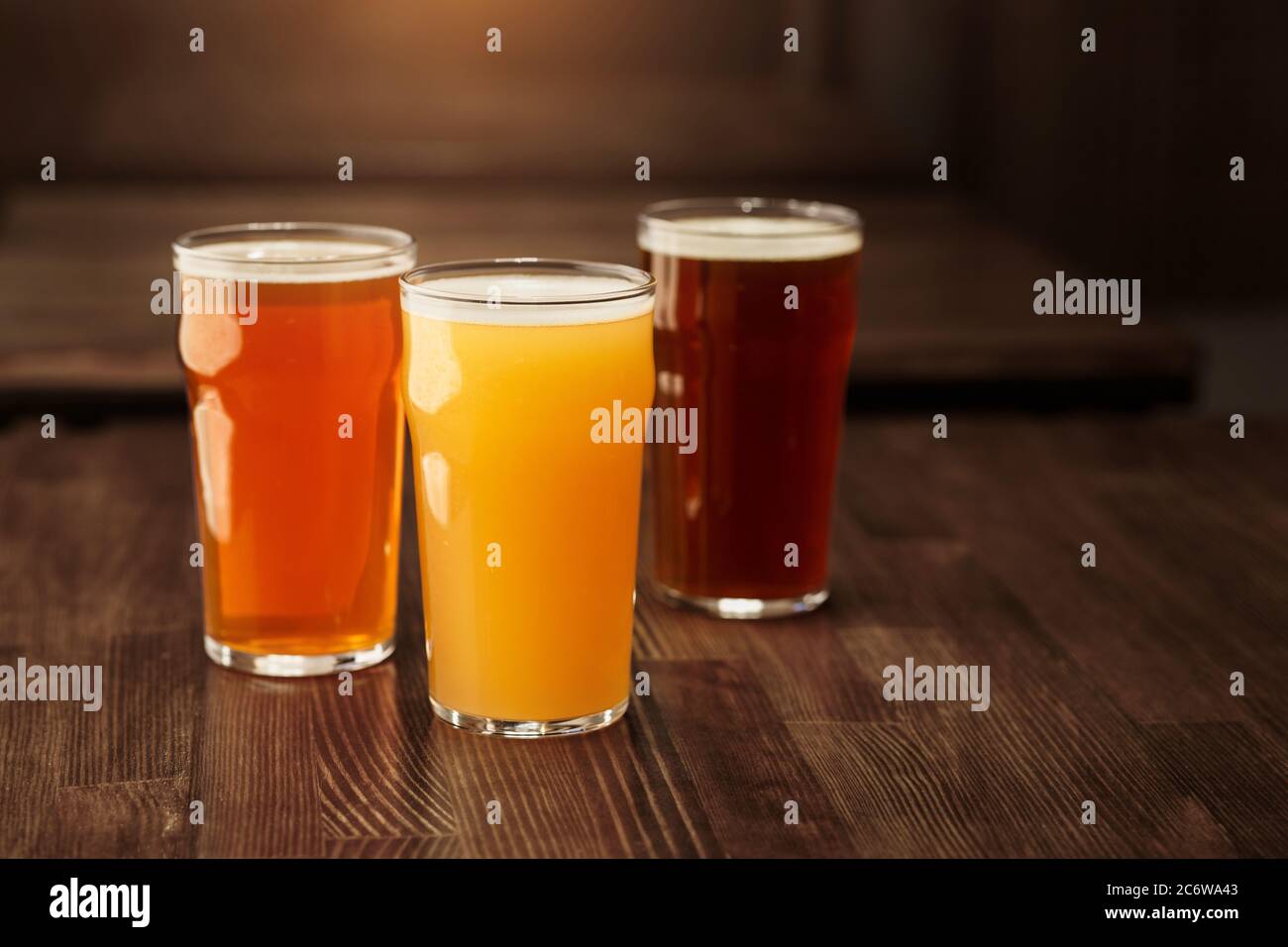 Verschiedene Biere. Dunkles, helles, ungefiltertes Getränk auf dem Tisch Stockfoto