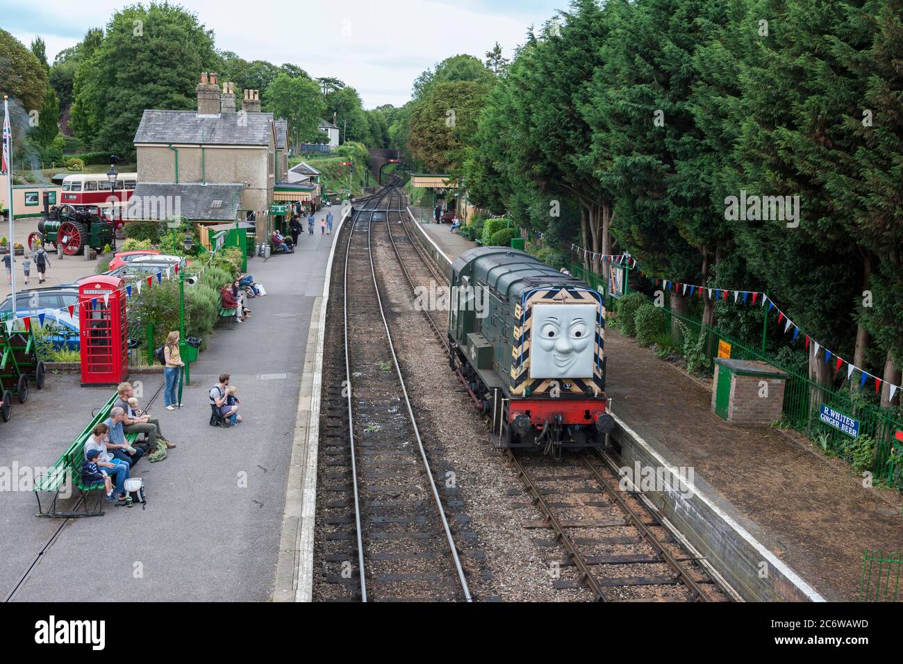 Ein Tag mit Thomas, dem Tank Engine und Freunden: Diesel-Lokomotive der Baureihe 08, komplett mit Gesicht, am Bahnhof Alresford auf der Watercress Line Stockfoto