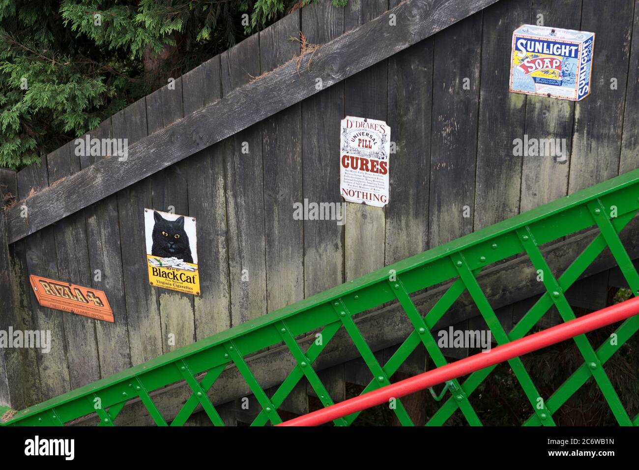 Zeitschaltwerbung auf einem Zaun an der Fußgängerbrücke des Bahnhofs Alresford auf der Mid-Hants Steam Railway (Watercress Line), Hampshire, England, Großbritannien Stockfoto